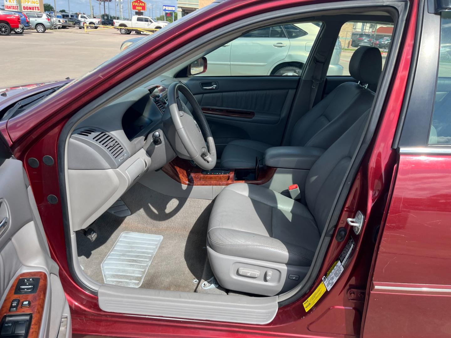 2006 red /TAN Toyota Camry LE V6 (4T1BF30KX6U) with an 3.0L V6 DOHC 24V engine, 5-Speed Automatic Overdrive transmission, located at 14700 Tomball Parkway 249, Houston, TX, 77086, (281) 444-2200, 29.928619, -95.504074 - Photo#8